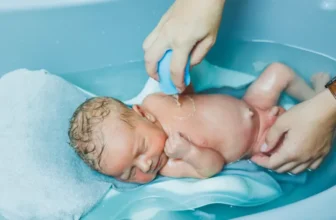 The Best Ways to Bathe a Newborn in the First Few Weeks
